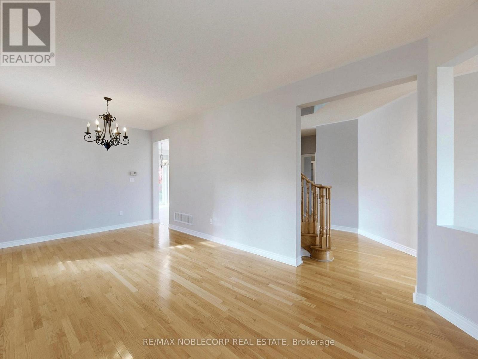 28 Laurentide Crescent, Brampton, Ontario  L6P 1Y4 - Photo 3 - W12518314