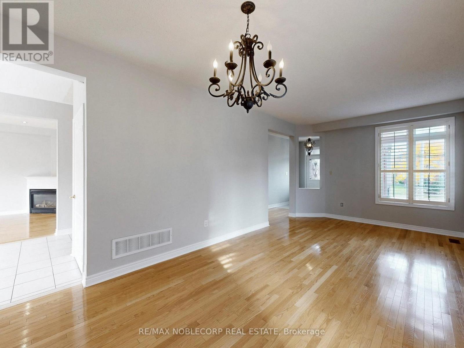 28 Laurentide Crescent, Brampton, Ontario  L6P 1Y4 - Photo 4 - W12518314