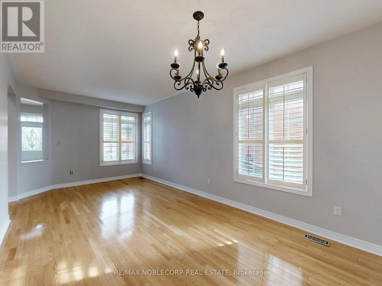 28 Laurentide Crescent, Brampton, Ontario  L6P 1Y4 - Photo 5 - W12518314