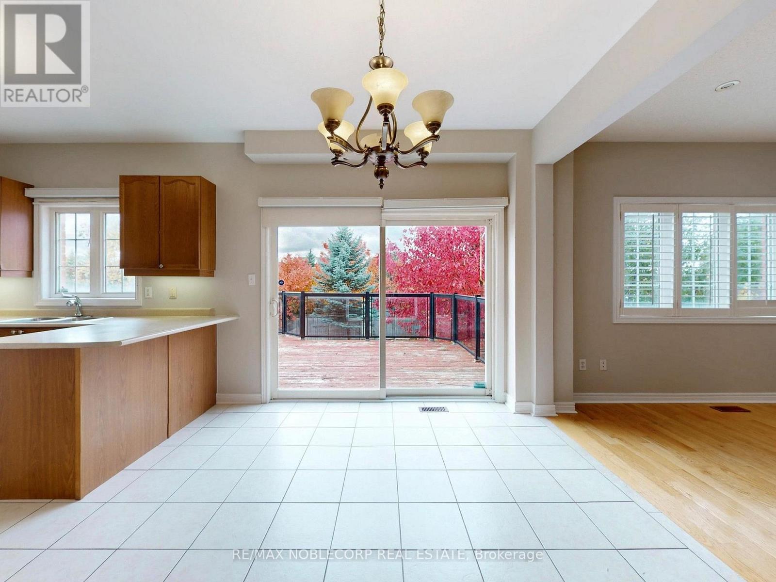 28 Laurentide Crescent, Brampton, Ontario  L6P 1Y4 - Photo 6 - W12518314