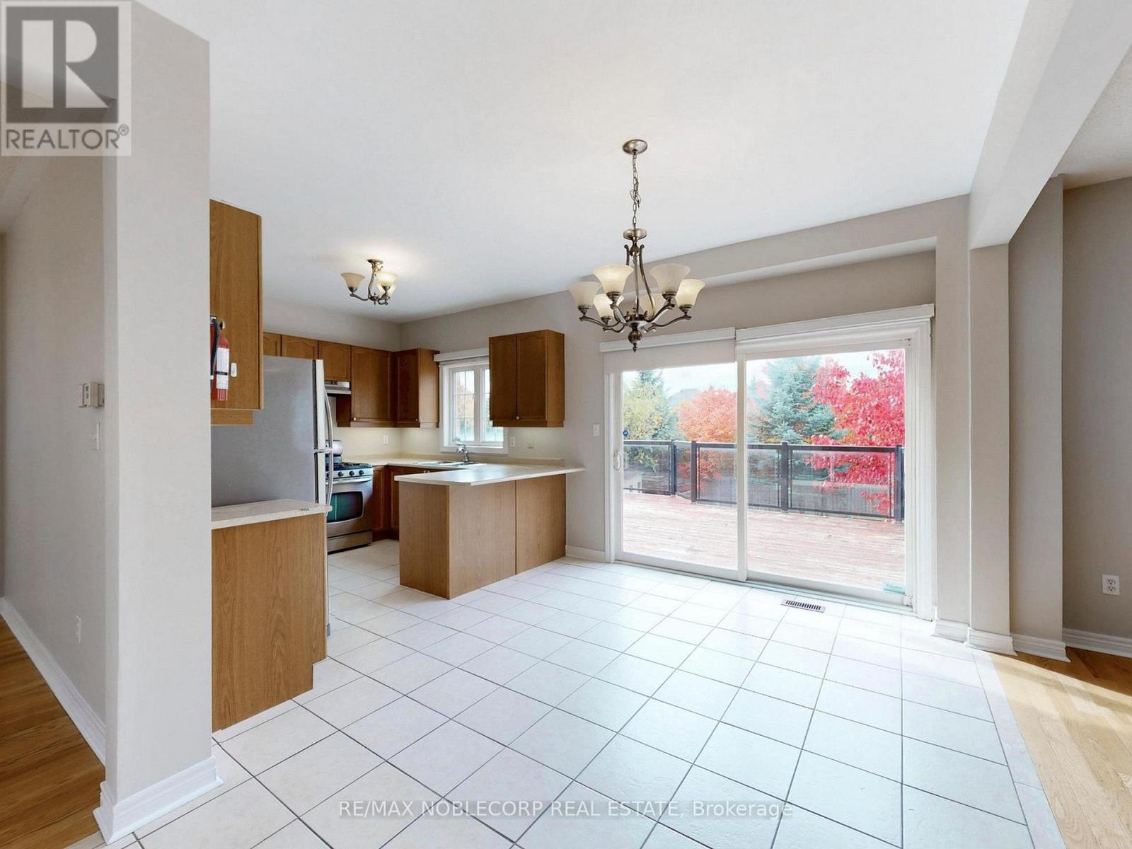 28 Laurentide Crescent, Brampton, Ontario  L6P 1Y4 - Photo 8 - W12518314