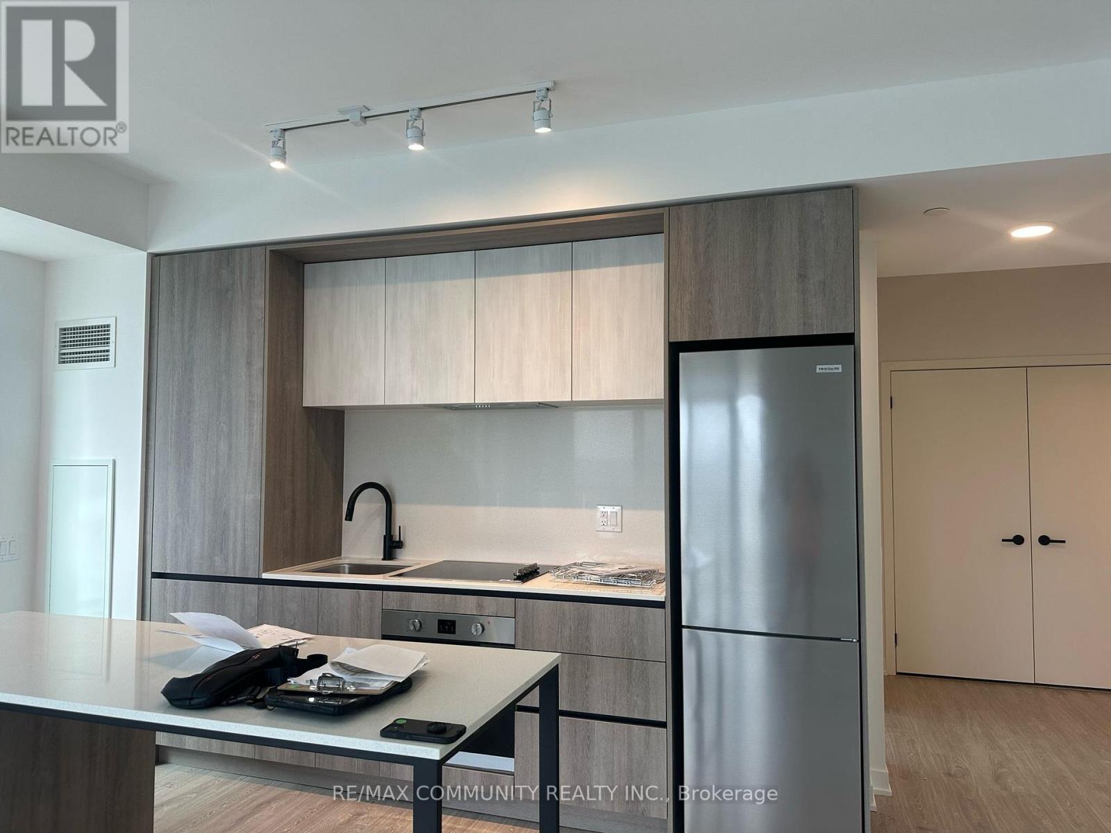 404 - 2495 Eglinton Avenue W, Mississauga, Ontario  L5M 2T2 - Photo 2 - W12518354