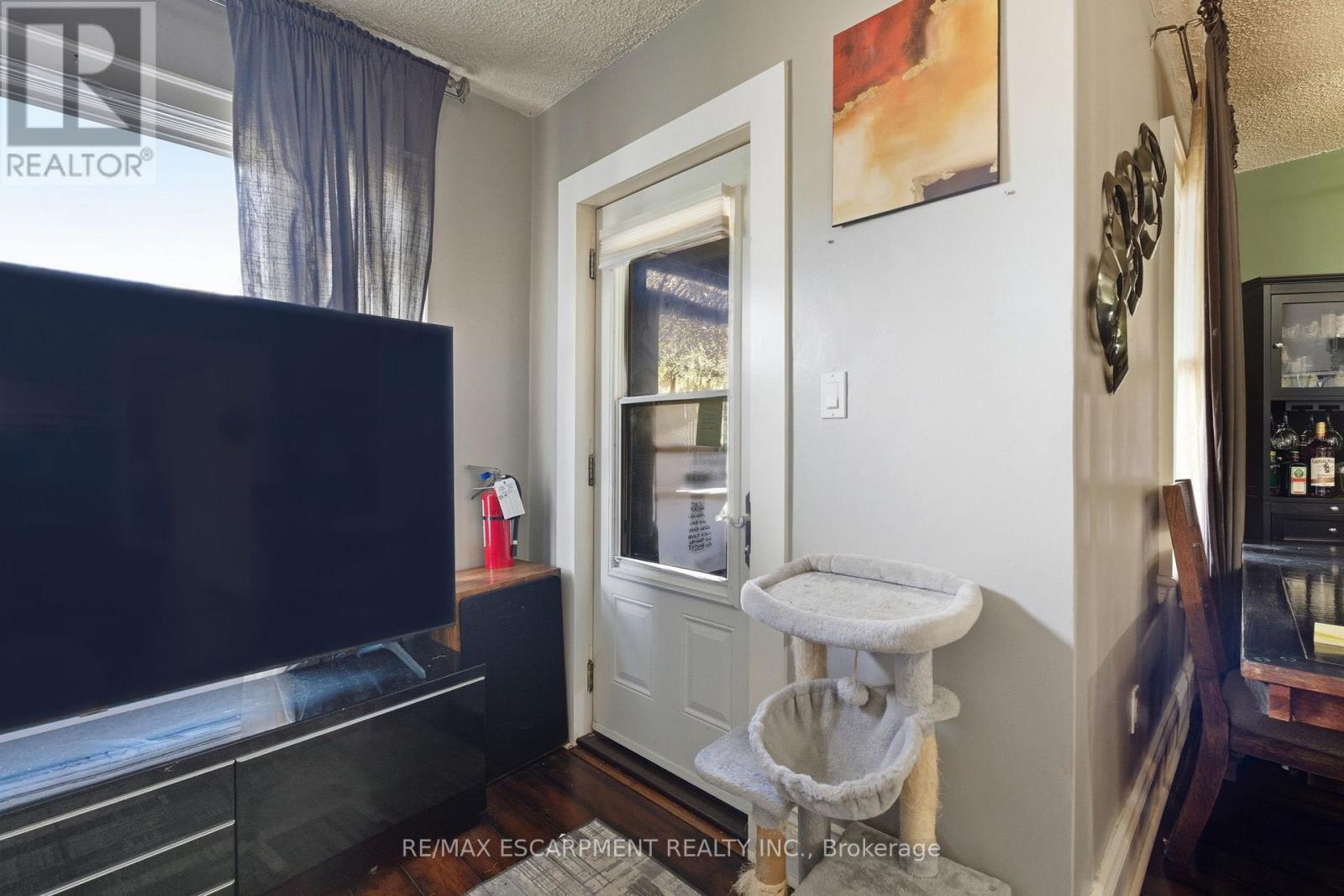 246 Cope Street, Hamilton, Ontario  L8H 5B5 - Photo 5 - X12518404