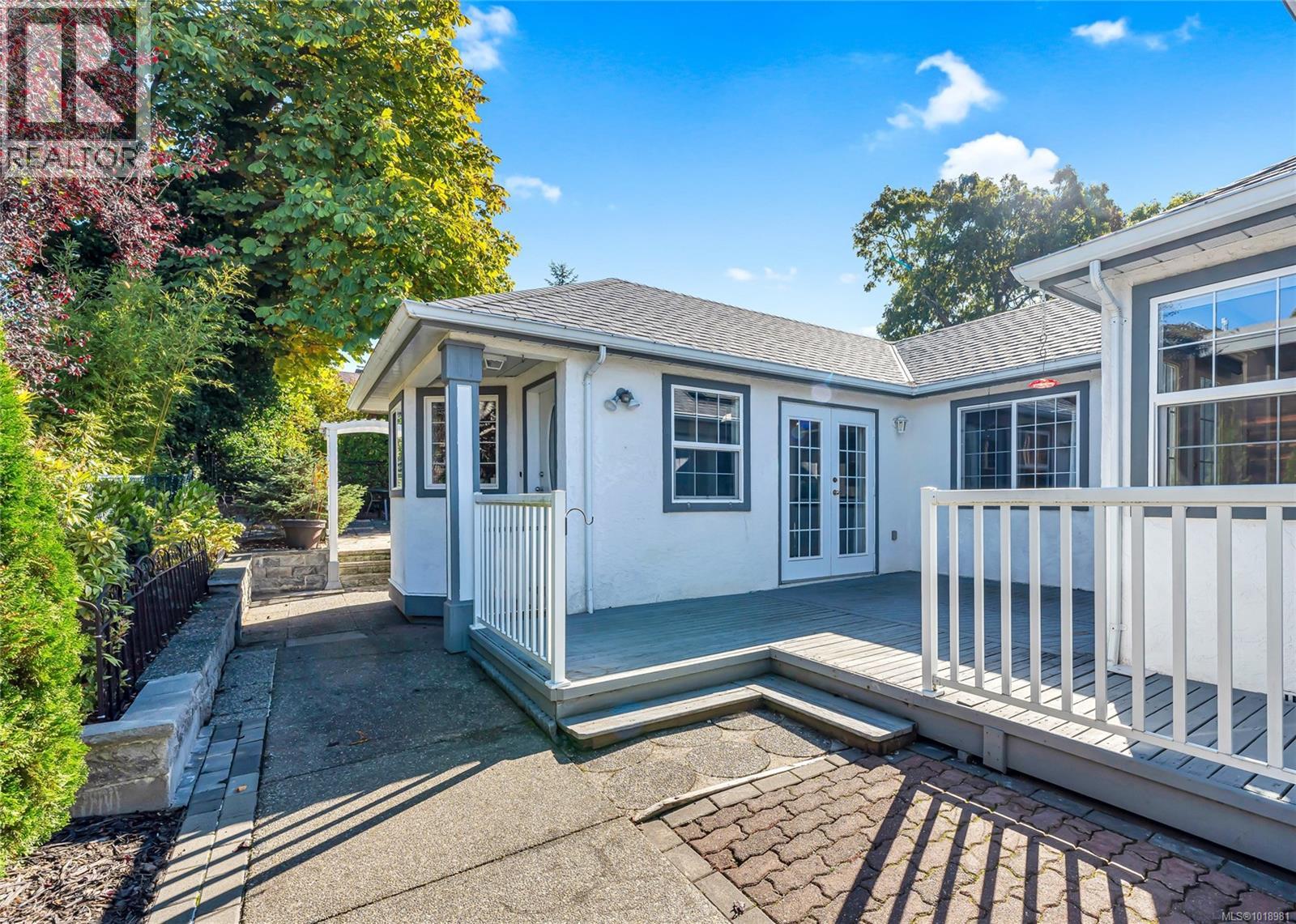 3165 Wascana St, Saanich, British Columbia  V9A 1W4 - Photo 2 - 1018981