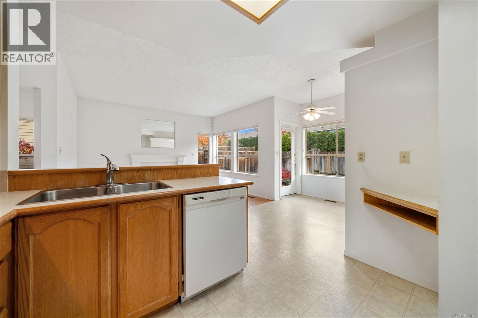 102 4515 Pipeline Rd, Saanich, British Columbia  V8Z 5M3 - Photo 8 - 1017493