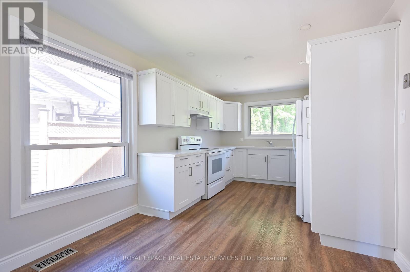 2471 Meadowood Crescent, Oakville, Ontario L6L 1V5 - Photo 6 - W12518580