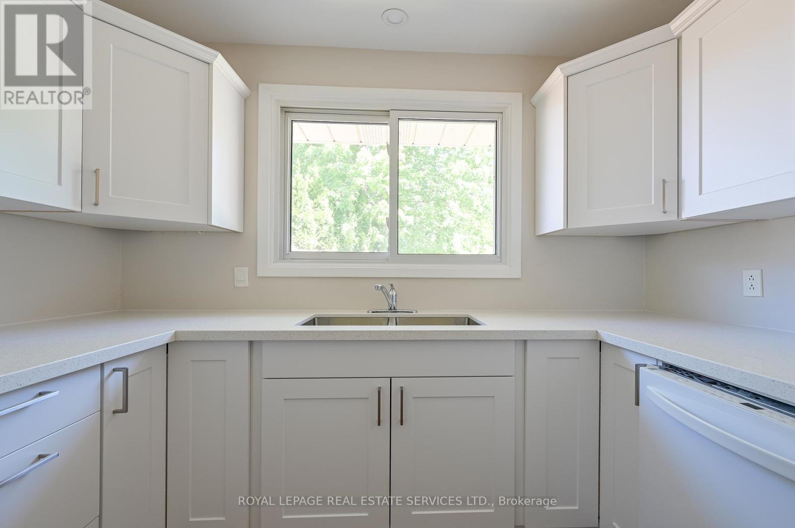 2471 Meadowood Crescent, Oakville, Ontario L6L 1V5 - Photo 9 - W12518580