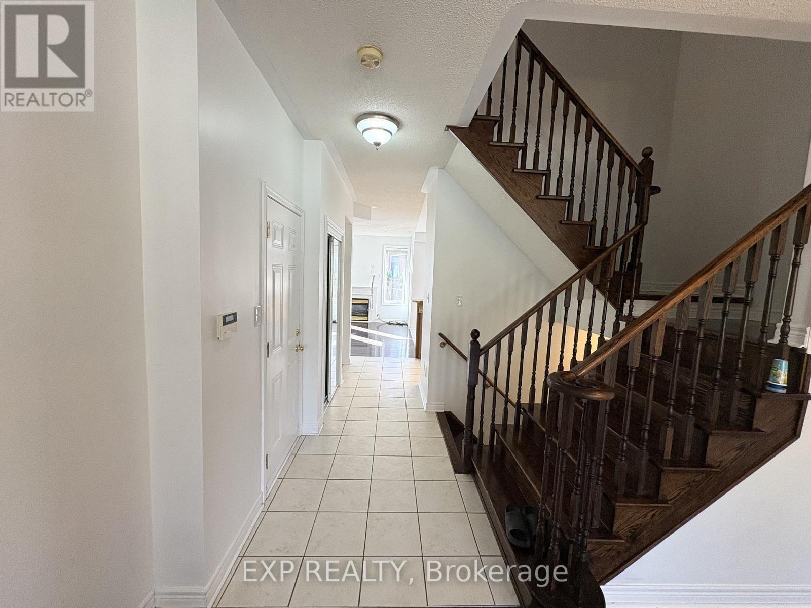 36 Frostbite Lane, Brampton, Ontario L6R 3L8 - Photo 4 - W12518674