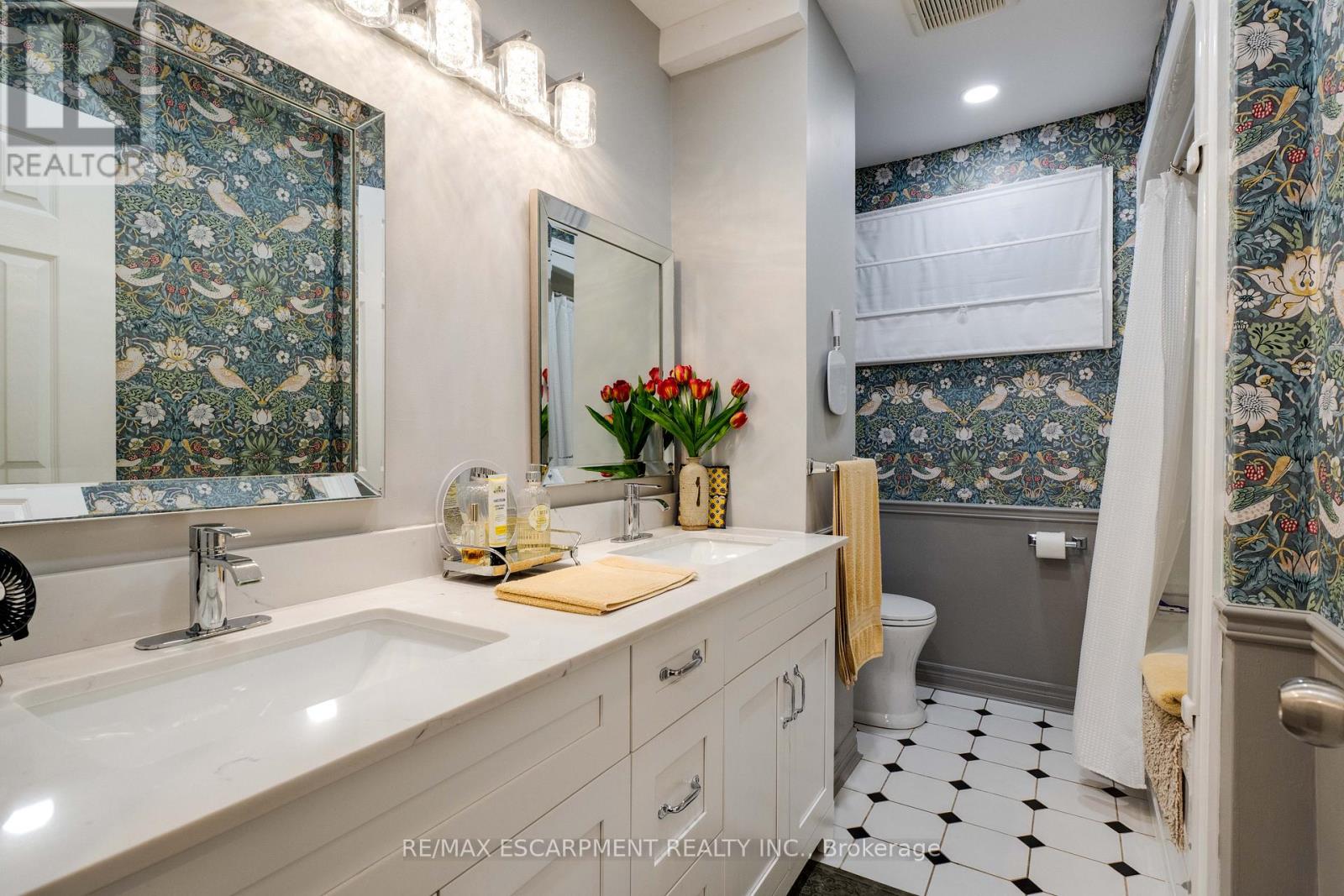 4 Adelaide Avenue, Brantford, Ontario N3S 7H3 - Photo 11 - X12477679