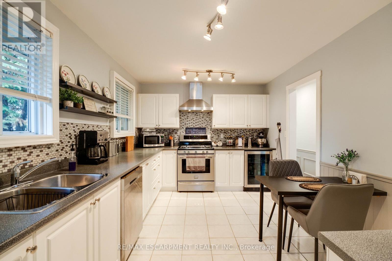 4 Adelaide Avenue, Brantford, Ontario N3S 7H3 - Photo 2 - X12477679