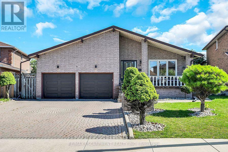 140 SOLOMON CRESCENT, Hamilton, Ontario