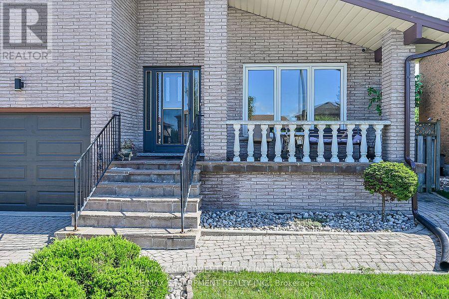 140 Solomon Crescent, Hamilton, Ontario  L8W 2G7 - Photo 3 - X12518576