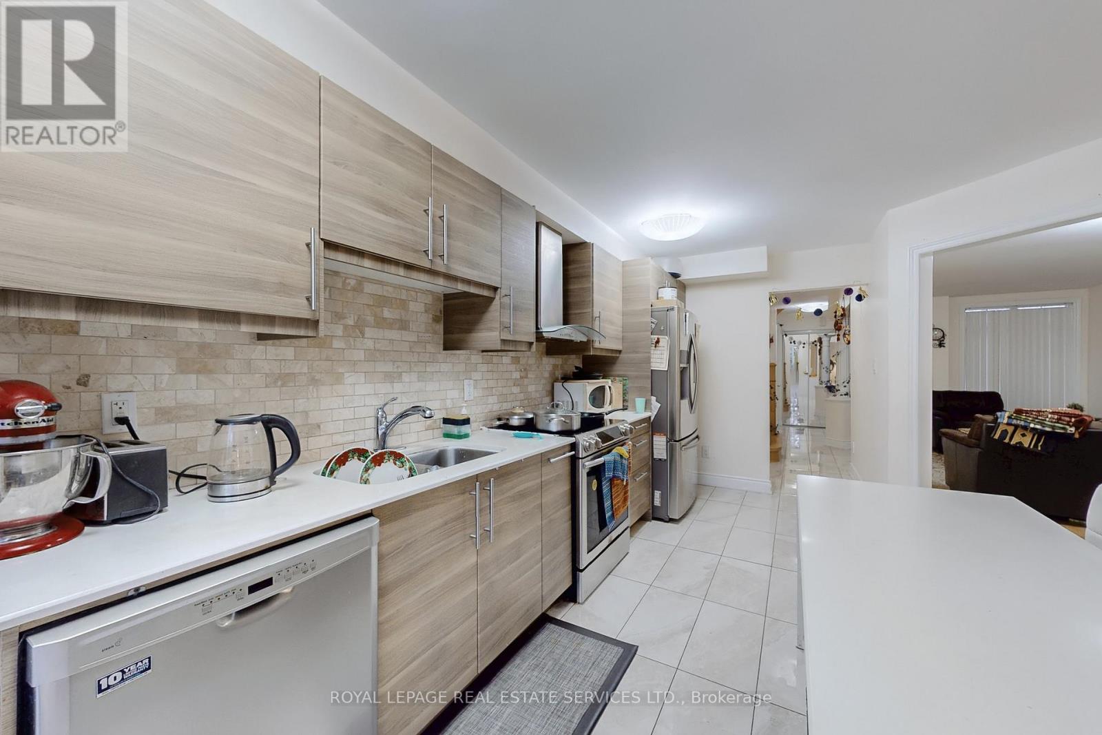 908 Stonebridge Avenue, Mississauga, Ontario  L5V 2L5 - Photo 13 - W12518510