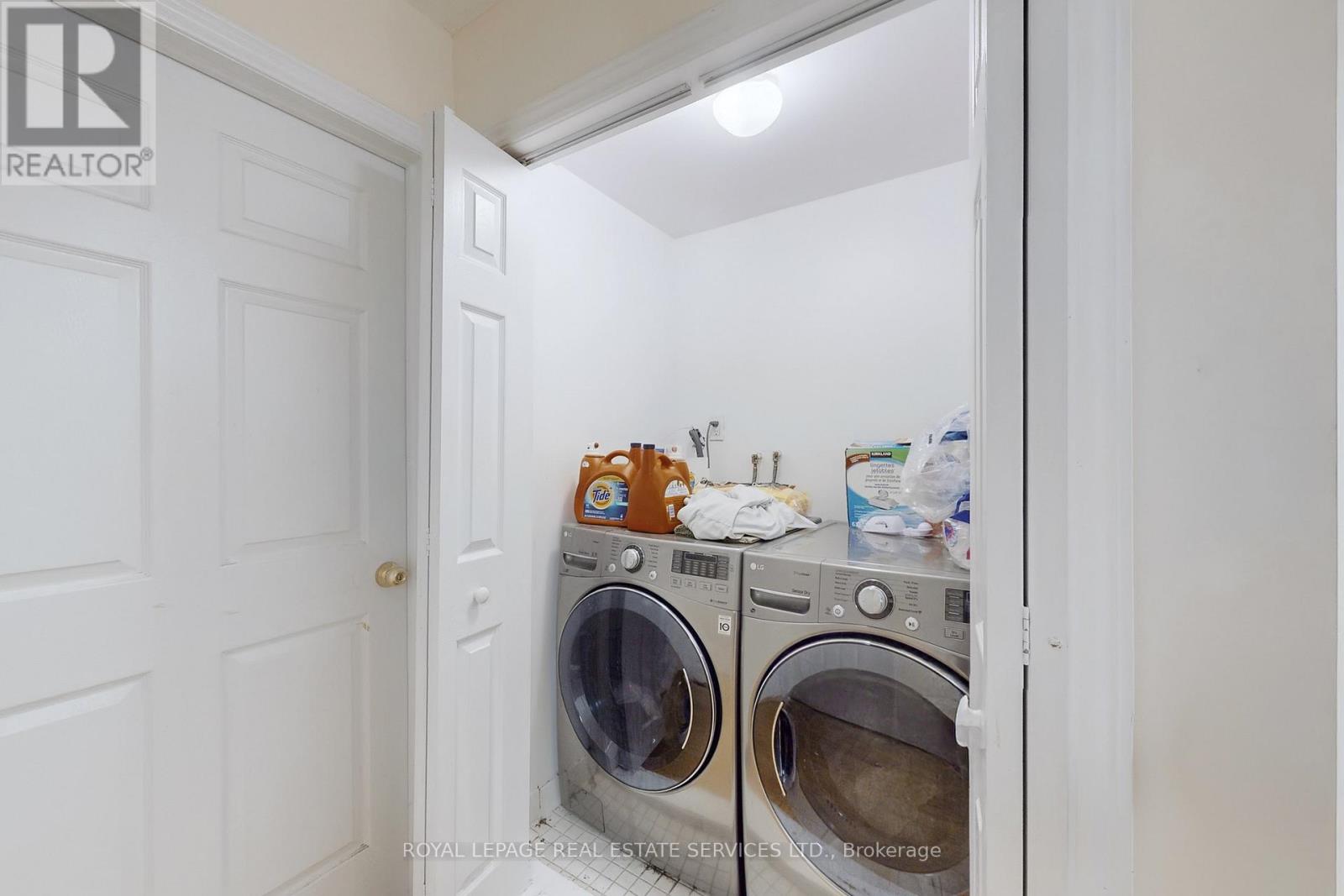 908 Stonebridge Avenue, Mississauga, Ontario  L5V 2L5 - Photo 30 - W12518510