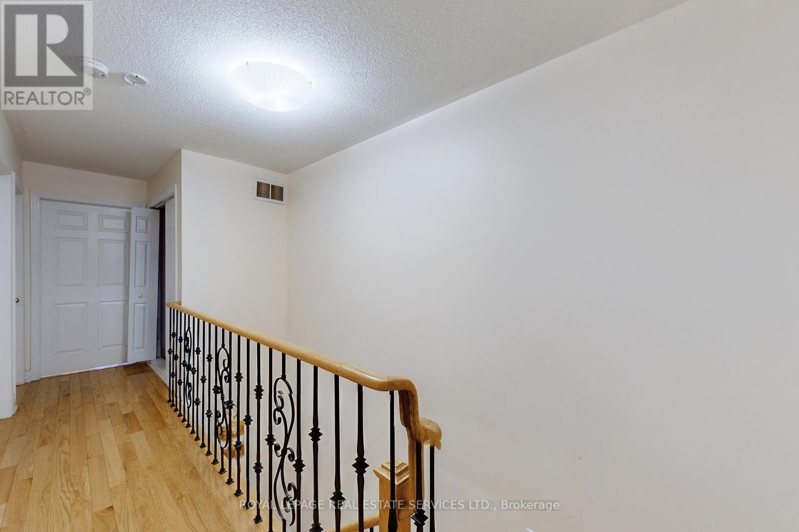 908 Stonebridge Avenue, Mississauga, Ontario  L5V 2L5 - Photo 17 - W12518510