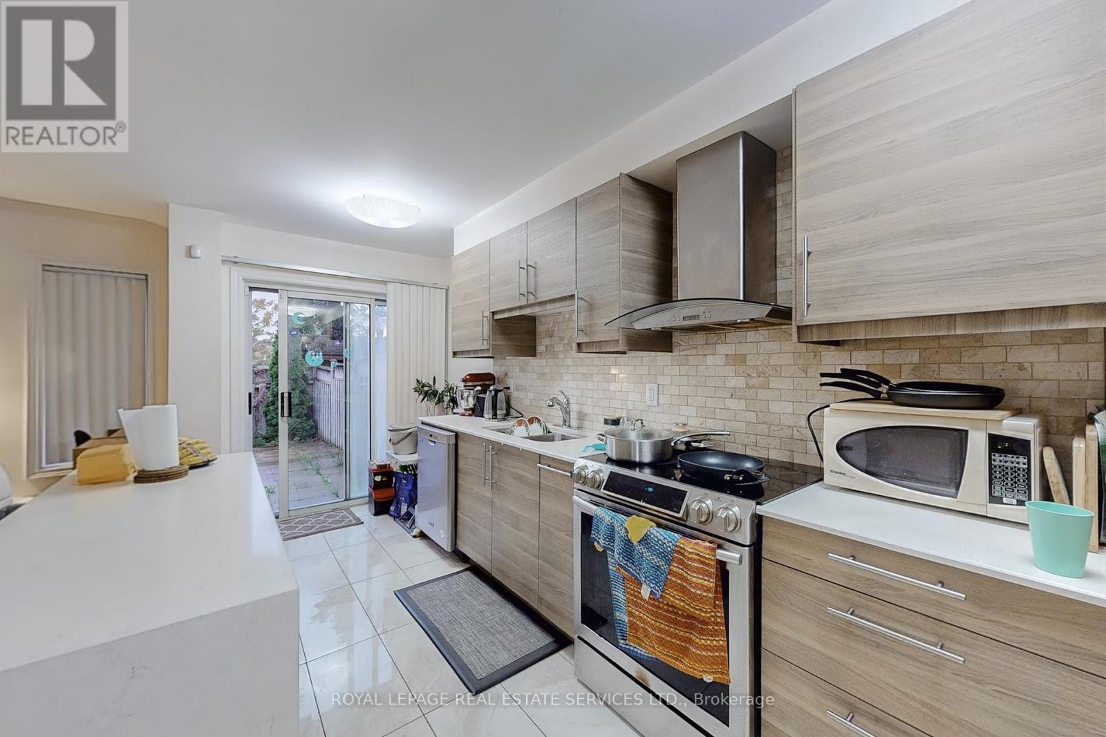 908 Stonebridge Avenue, Mississauga, Ontario  L5V 2L5 - Photo 12 - W12518510