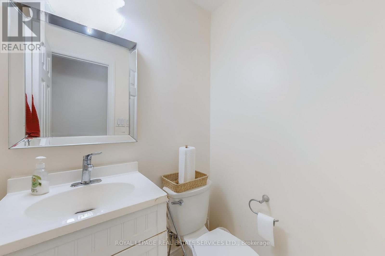 908 Stonebridge Avenue, Mississauga, Ontario  L5V 2L5 - Photo 15 - W12518510