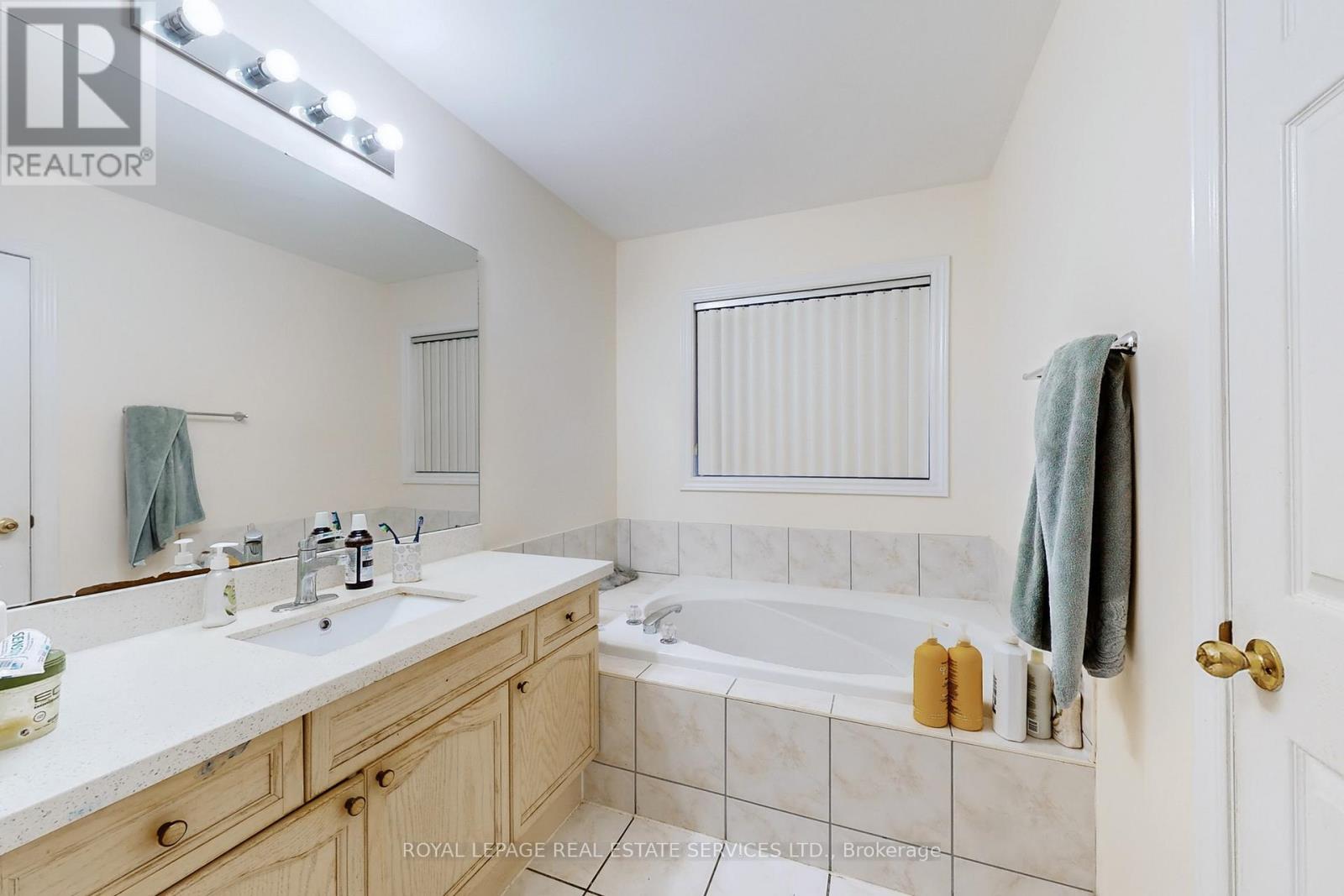 908 Stonebridge Avenue, Mississauga, Ontario  L5V 2L5 - Photo 21 - W12518510