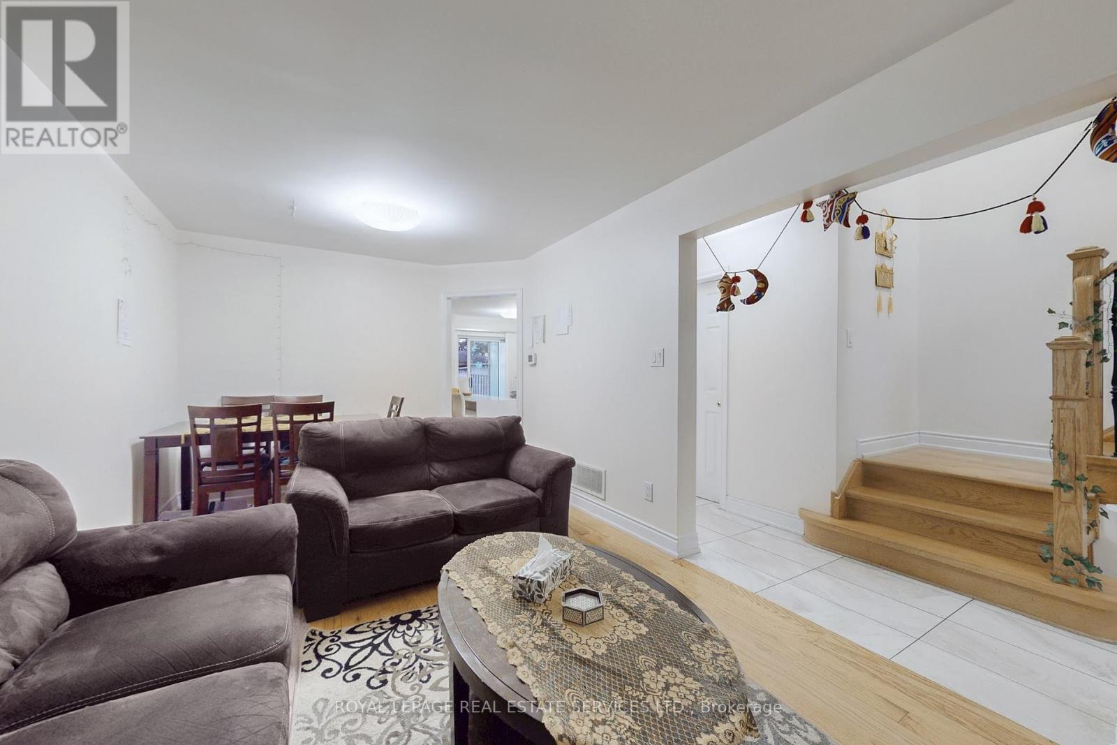 908 Stonebridge Avenue, Mississauga, Ontario  L5V 2L5 - Photo 7 - W12518510