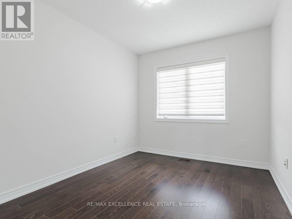 38 Davenfield Circle, Brampton, Ontario L6P 4M2 - Photo 13 - W12486416