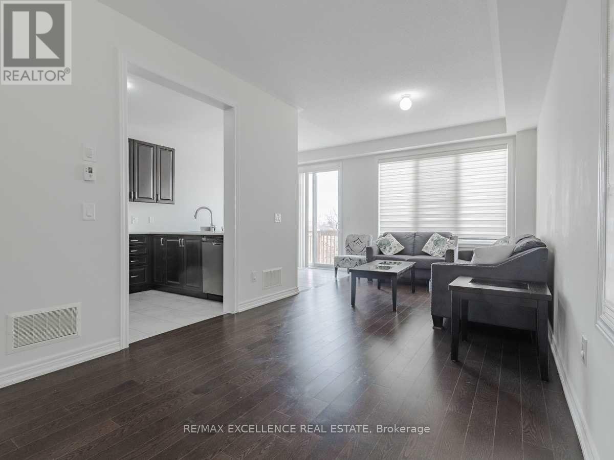 38 Davenfield Circle, Brampton, Ontario L6P 4M2 - Photo 6 - W12486416