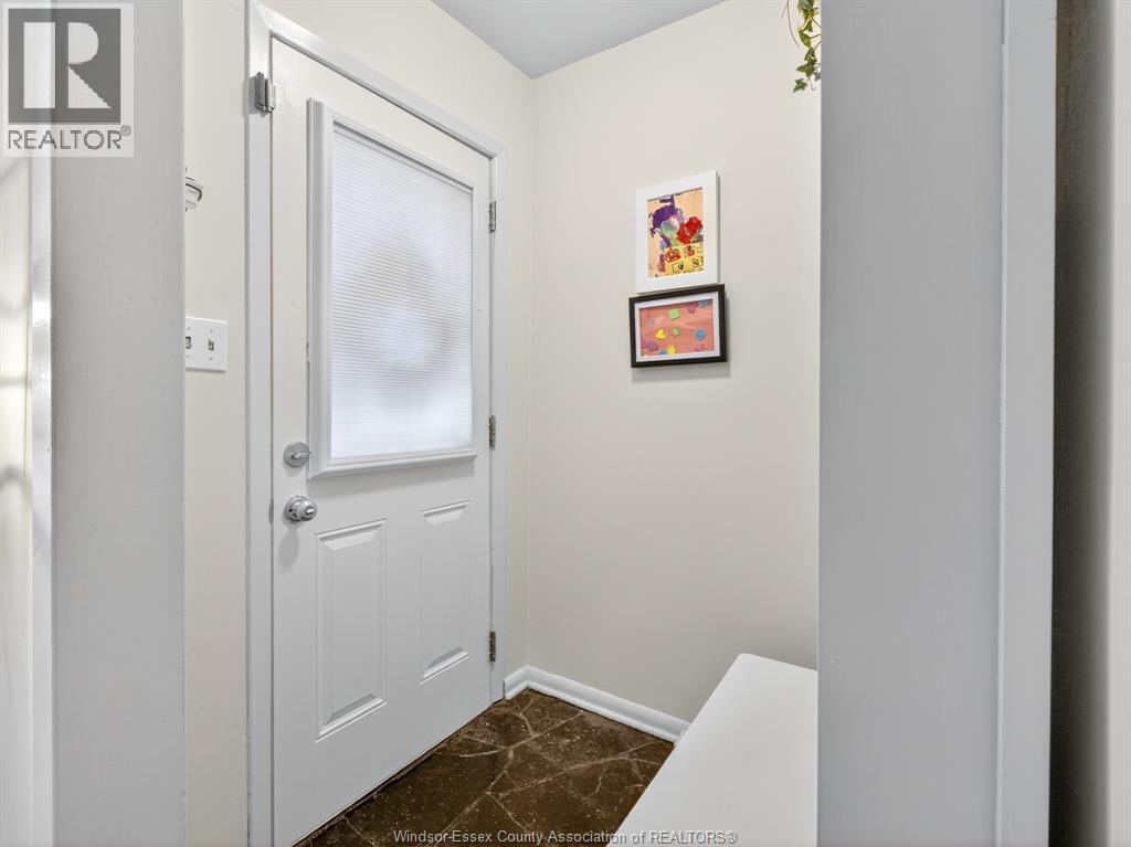 559 Oak Street, Windsor, Ontario N9A 5E7 - Photo 4 - 25028261