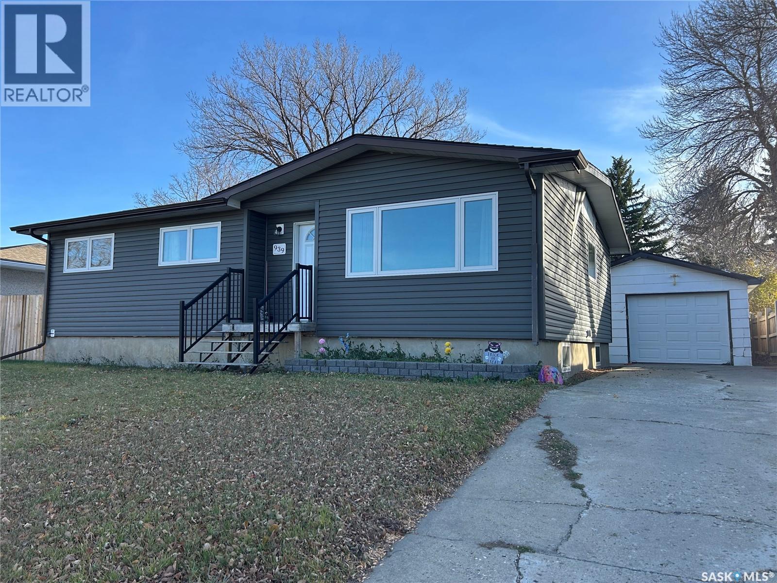 939 Simcoe STREET, Moose Jaw, Saskatchewan