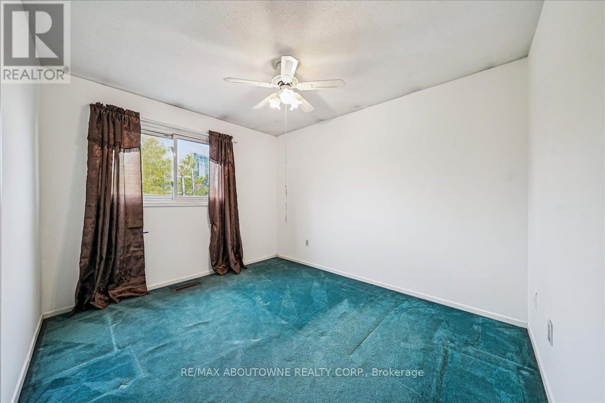 676 Galloway Crescent, Mississauga, Ontario  L5C 3W1 - Photo 19 - W12507450