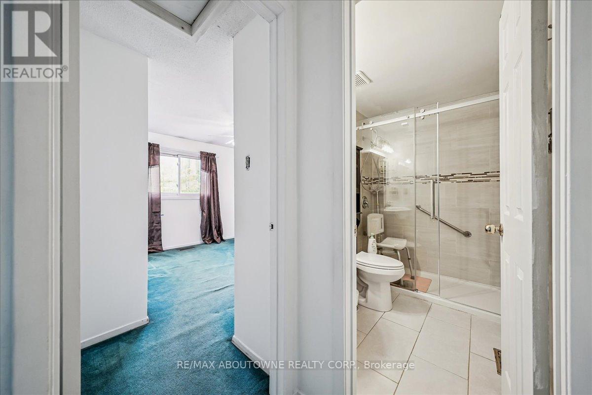 676 Galloway Crescent, Mississauga, Ontario  L5C 3W1 - Photo 23 - W12507450