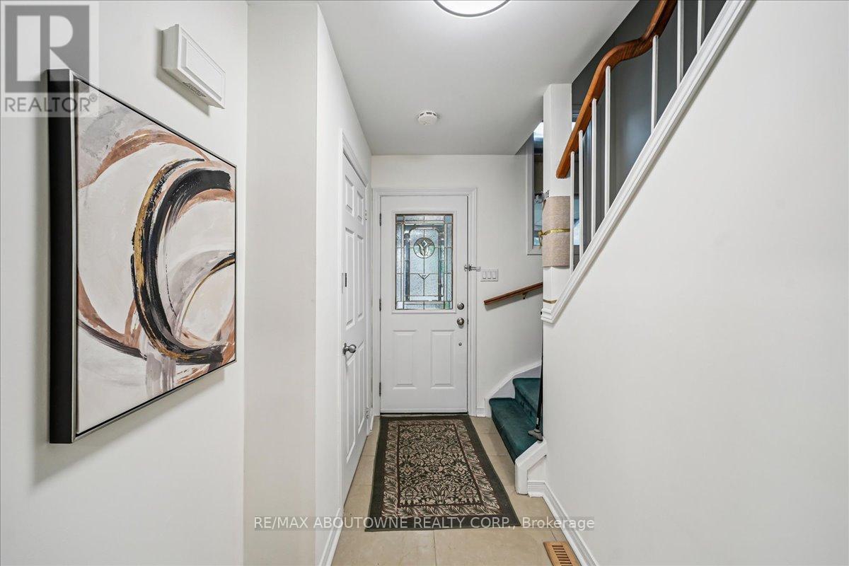 676 Galloway Crescent, Mississauga, Ontario  L5C 3W1 - Photo 4 - W12507450