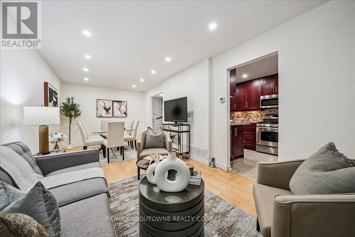 676 Galloway Crescent, Mississauga, Ontario  L5C 3W1 - Photo 12 - W12507450