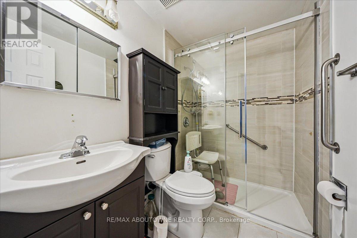 676 Galloway Crescent, Mississauga, Ontario  L5C 3W1 - Photo 25 - W12507450