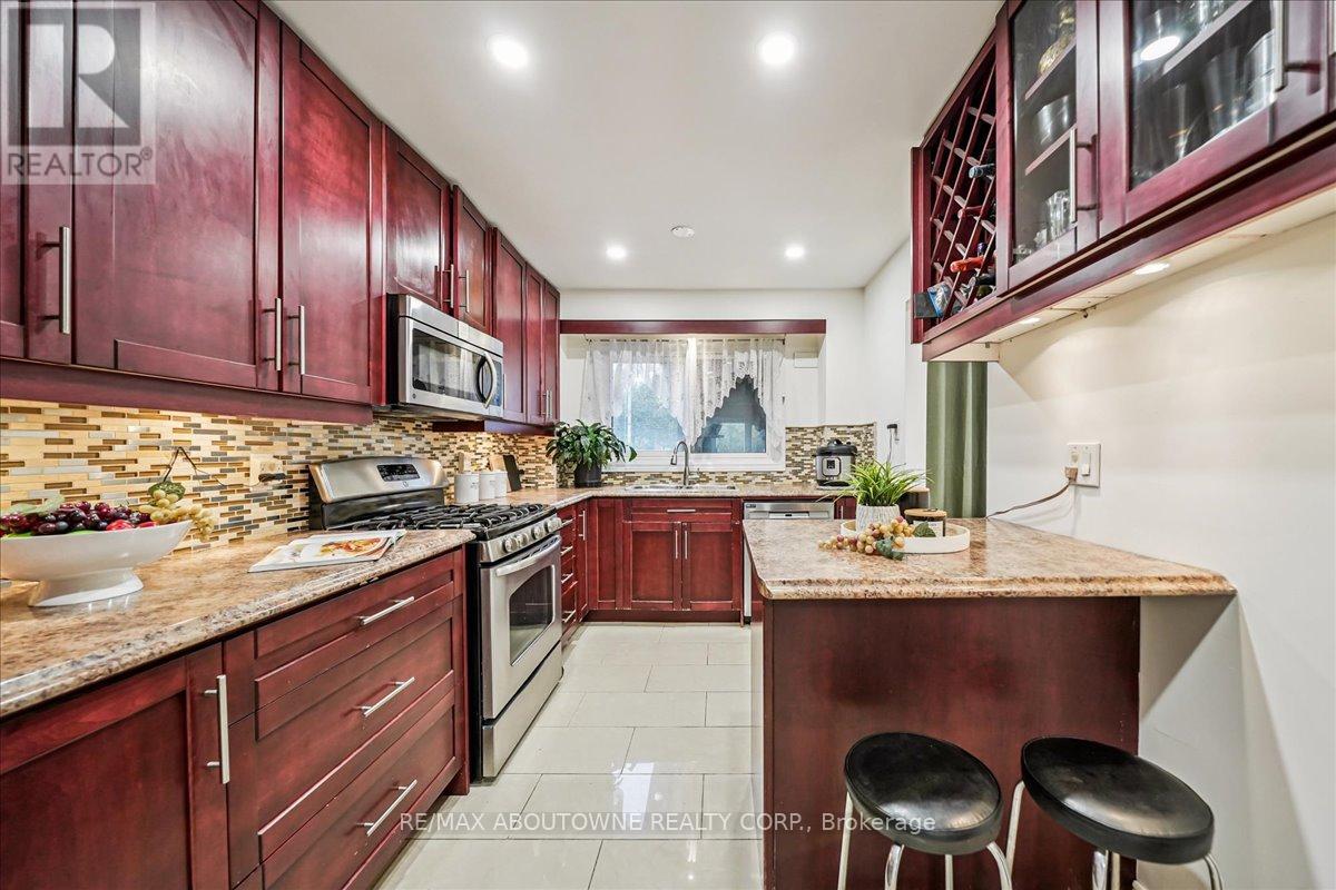 676 Galloway Crescent, Mississauga, Ontario  L5C 3W1 - Photo 13 - W12507450