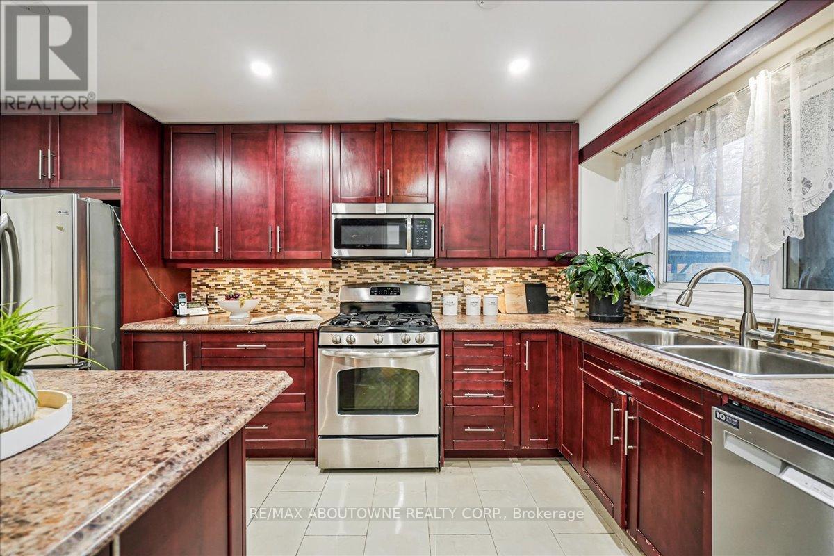 676 Galloway Crescent, Mississauga, Ontario  L5C 3W1 - Photo 14 - W12507450