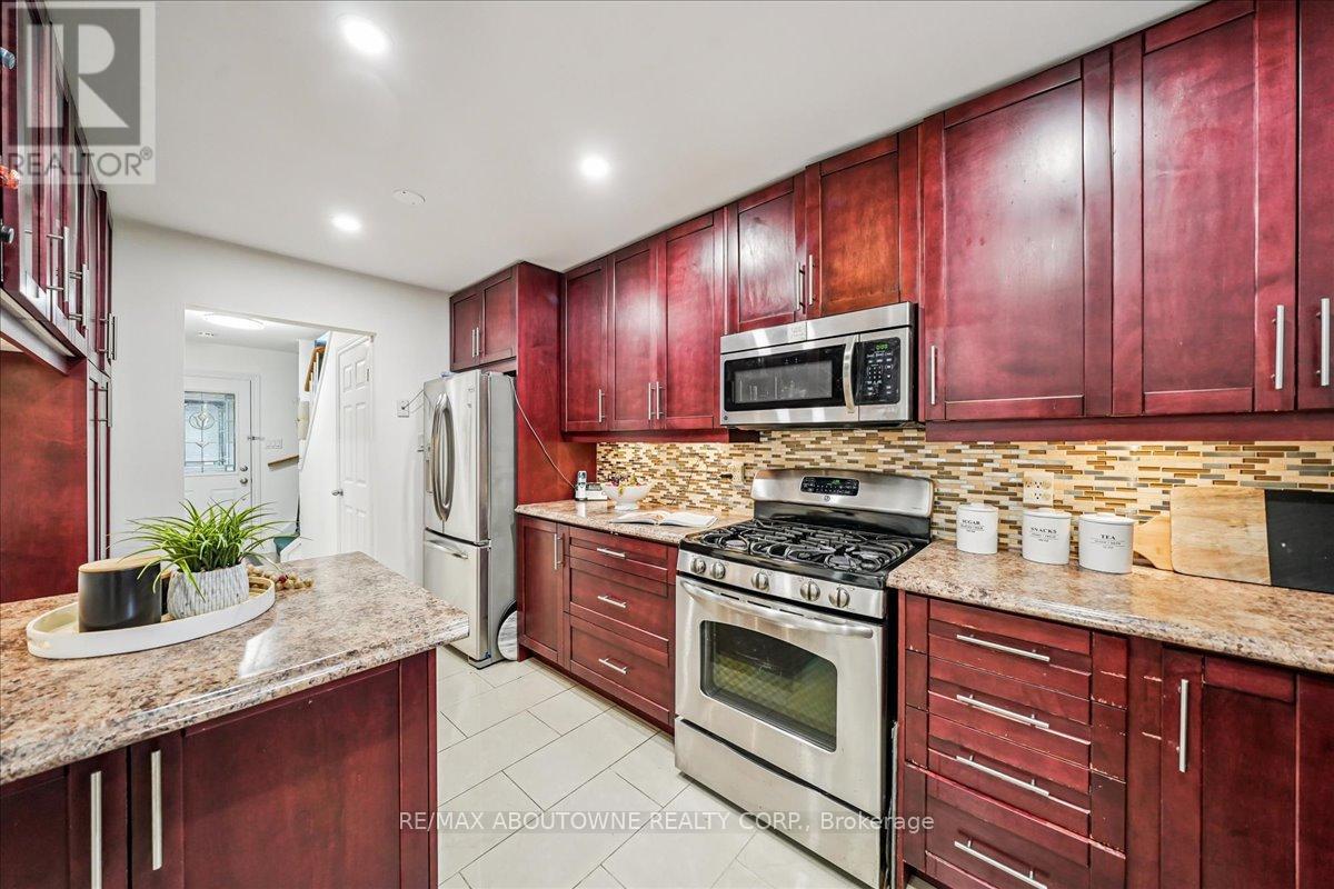 676 Galloway Crescent, Mississauga, Ontario  L5C 3W1 - Photo 15 - W12507450