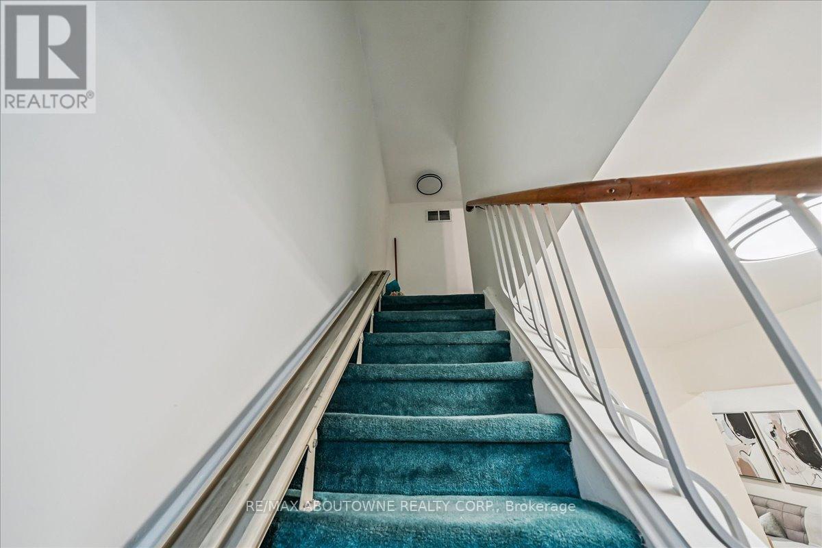 676 Galloway Crescent, Mississauga, Ontario  L5C 3W1 - Photo 18 - W12507450