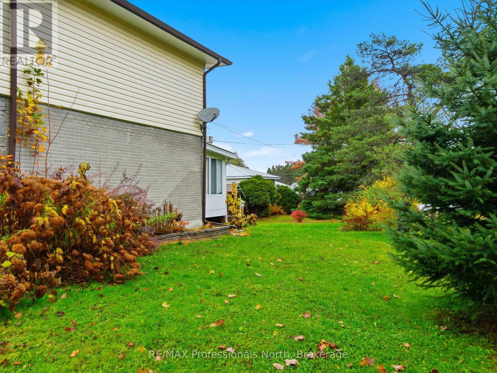 8 Pleasant Avenue, Huntsville, Ontario P1H 1E9 - Photo 27 - X12518904
