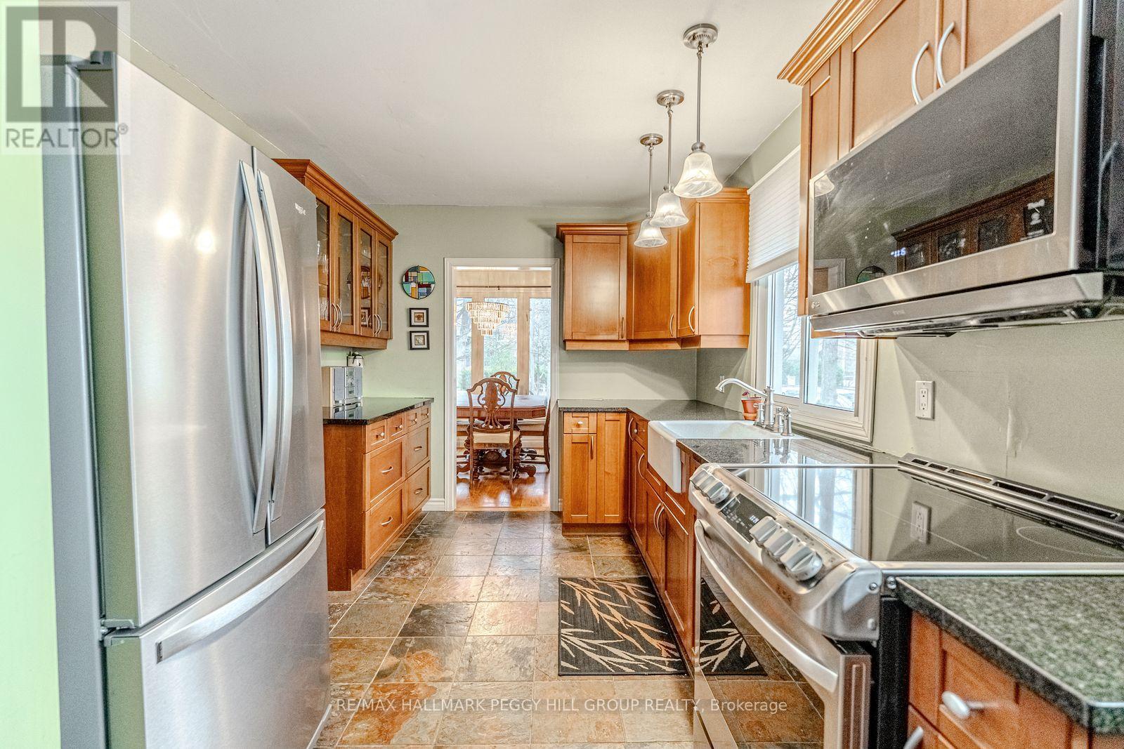 2016 Kate Avenue, Innisfil, Ontario  L9S 1Y2 - Photo 3 - N12518716