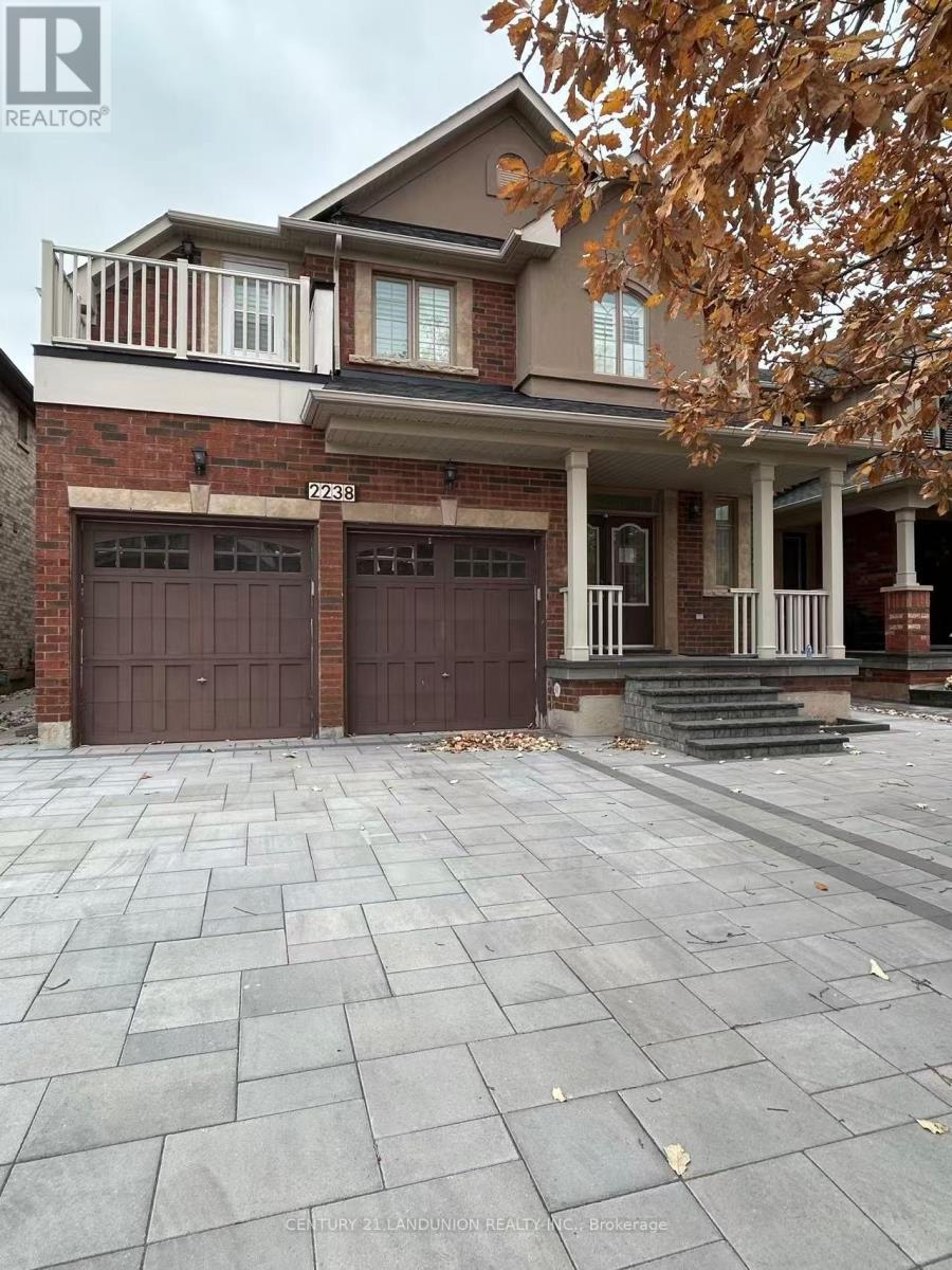 2238 Gladacres Lane, Oakville, Ontario L6M 0G3 - Photo 2 - W12518704