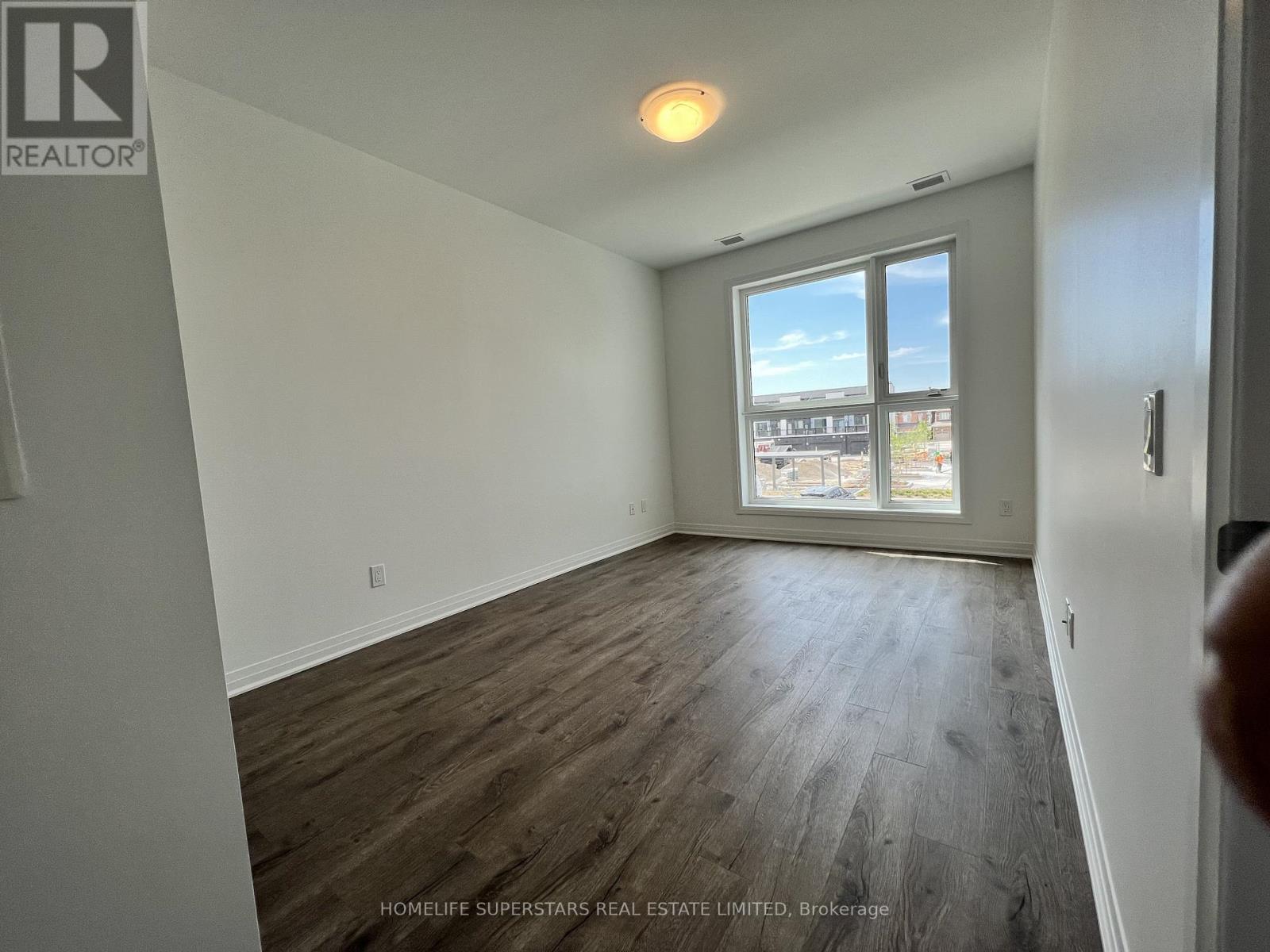 204 - 95 Dundas Street W, Oakville, Ontario L6M 5N4 - Photo 8 - W12518722