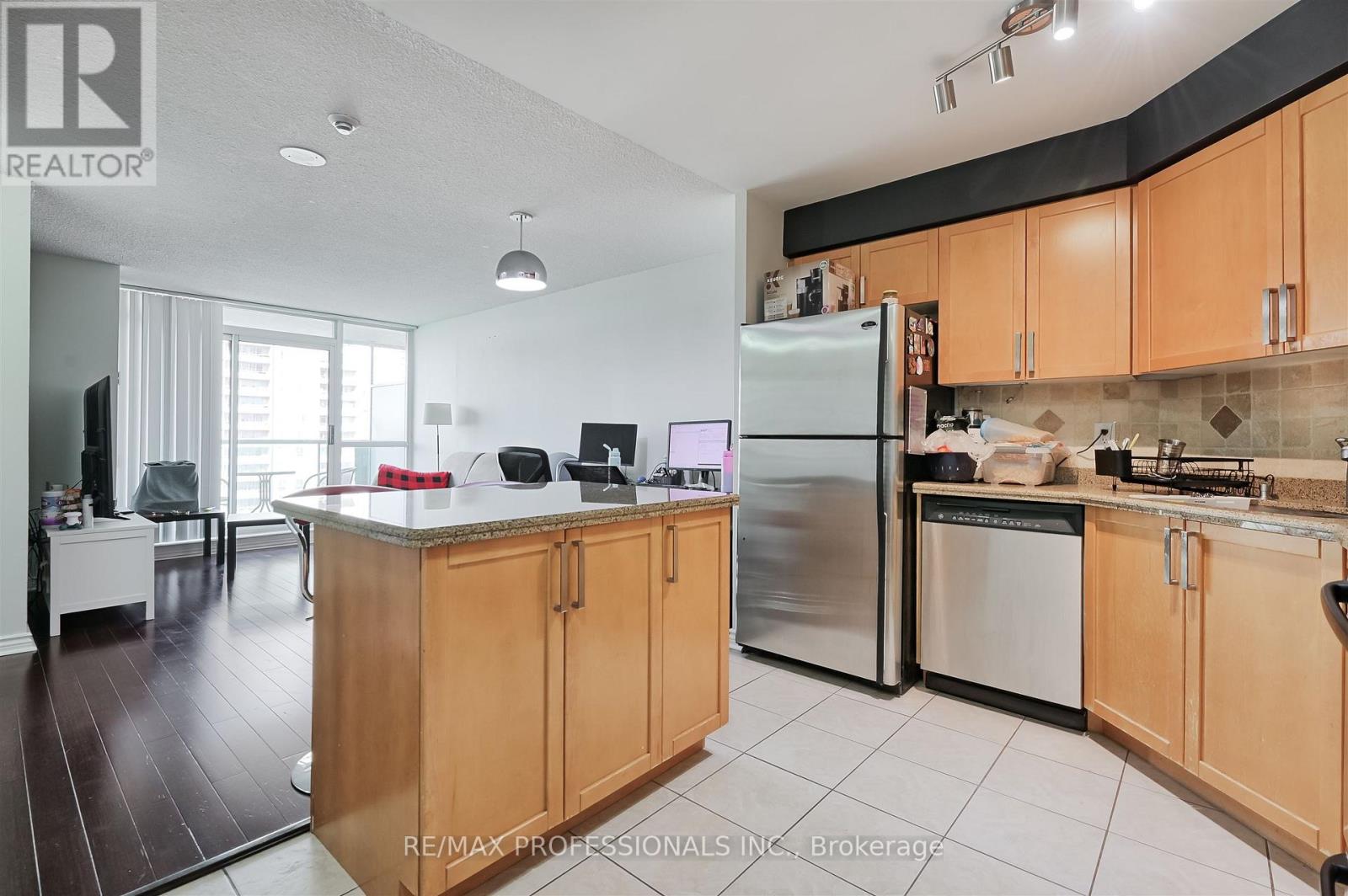 814 - 17 Michael Power Place, Toronto, Ontario  M9A 5G5 - Photo 5 - W12518742