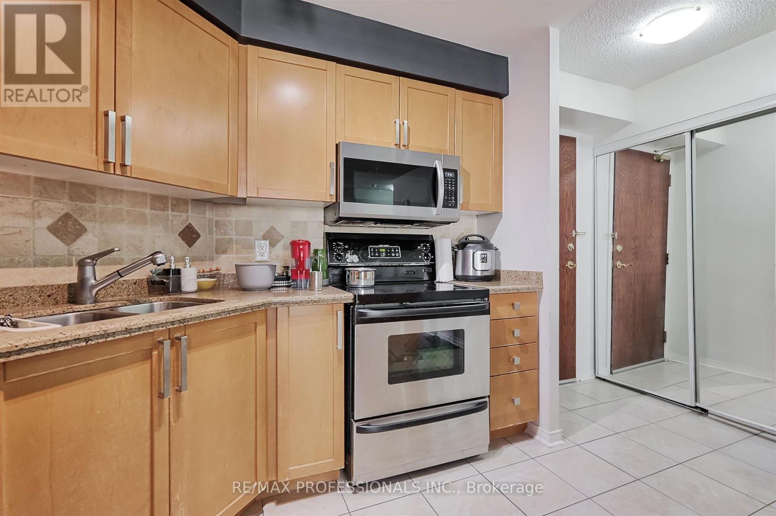 814 - 17 Michael Power Place, Toronto, Ontario  M9A 5G5 - Photo 6 - W12518742