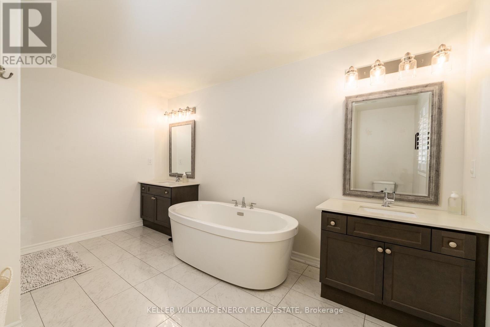 #upper - 36 Angela Crescent, Niagara-On-The-Lake, Ontario L0S 1J1 - Photo 19 - X12518954