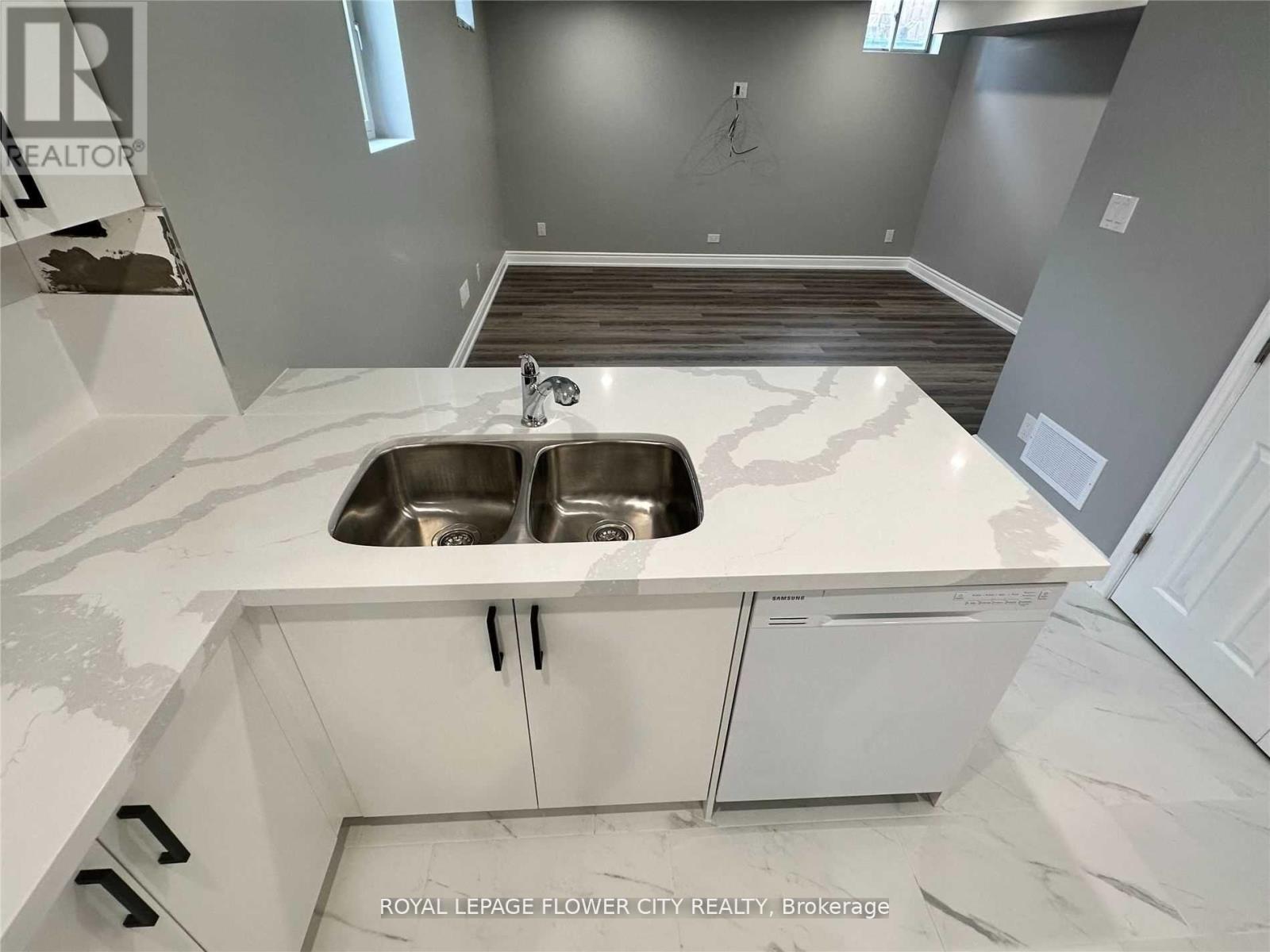 41 Paisley Green Avenue, Caledon, Ontario  L7C 3R9 - Photo 12 - W12516878