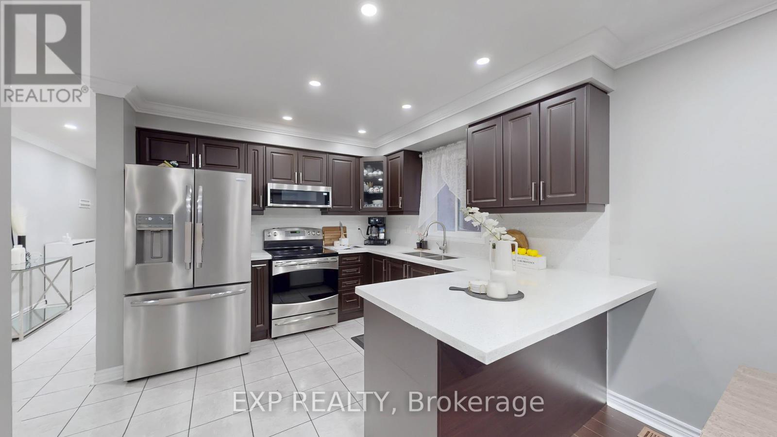 242 Marble Place W, Newmarket, Ontario  L3X 2Y3 - Photo 4 - N12519048