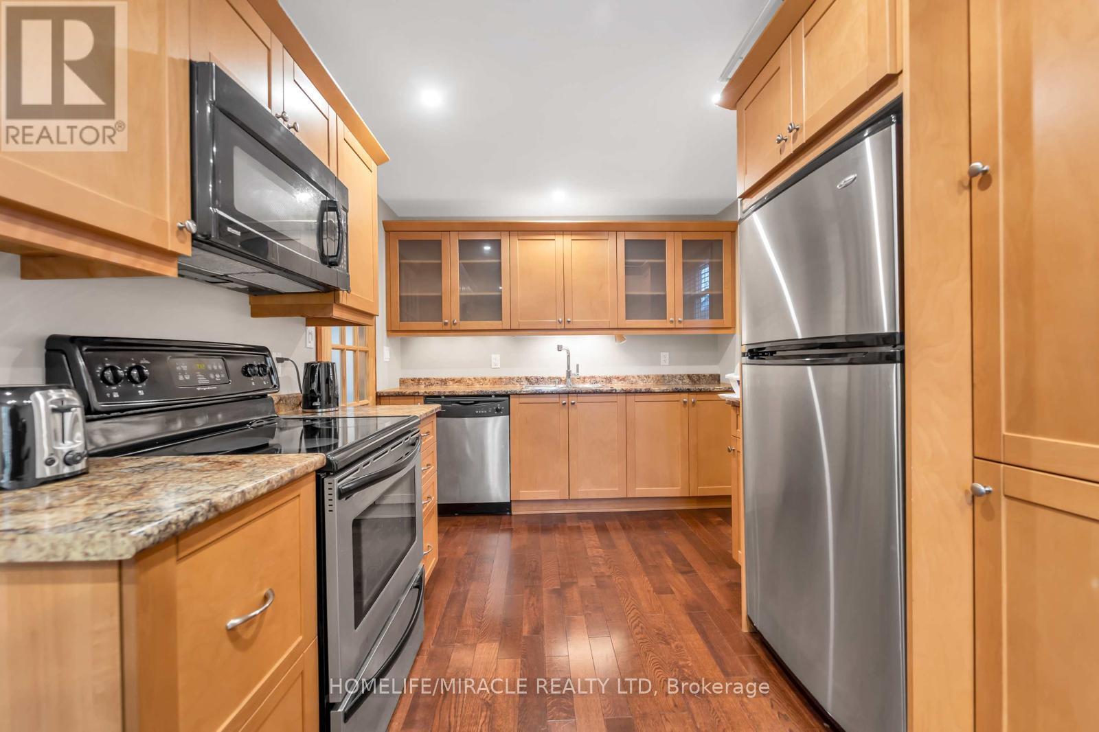 48 Park Street W, Mississauga, Ontario  L5H 1G7 - Photo 12 - W12518972