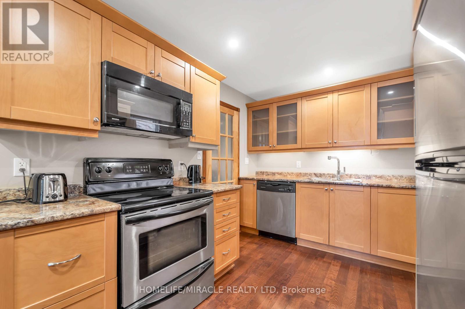 48 Park Street W, Mississauga, Ontario  L5H 1G7 - Photo 15 - W12518972