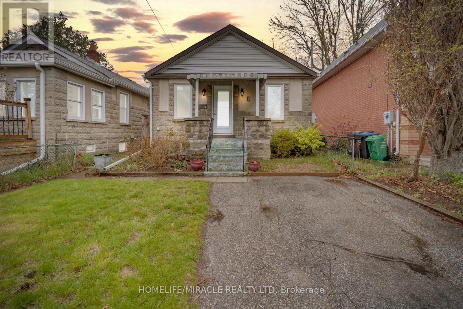 48 Park Street W, Mississauga, Ontario  L5H 1G7 - Photo 2 - W12518972