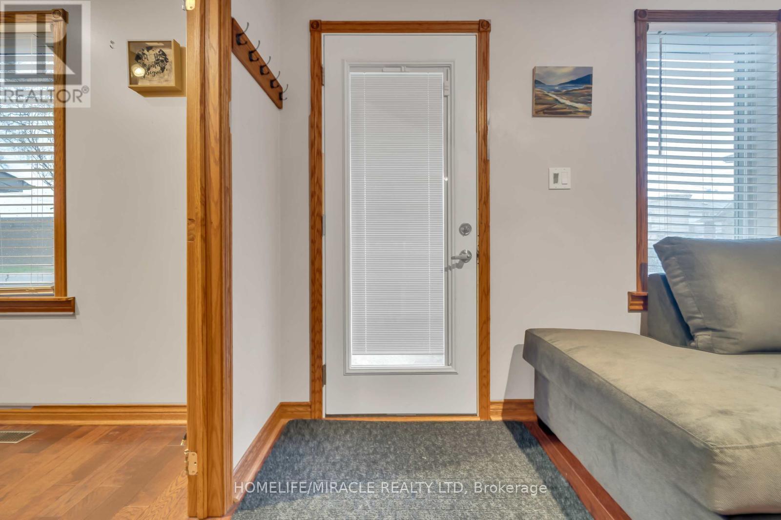 48 Park Street W, Mississauga, Ontario  L5H 1G7 - Photo 6 - W12518972