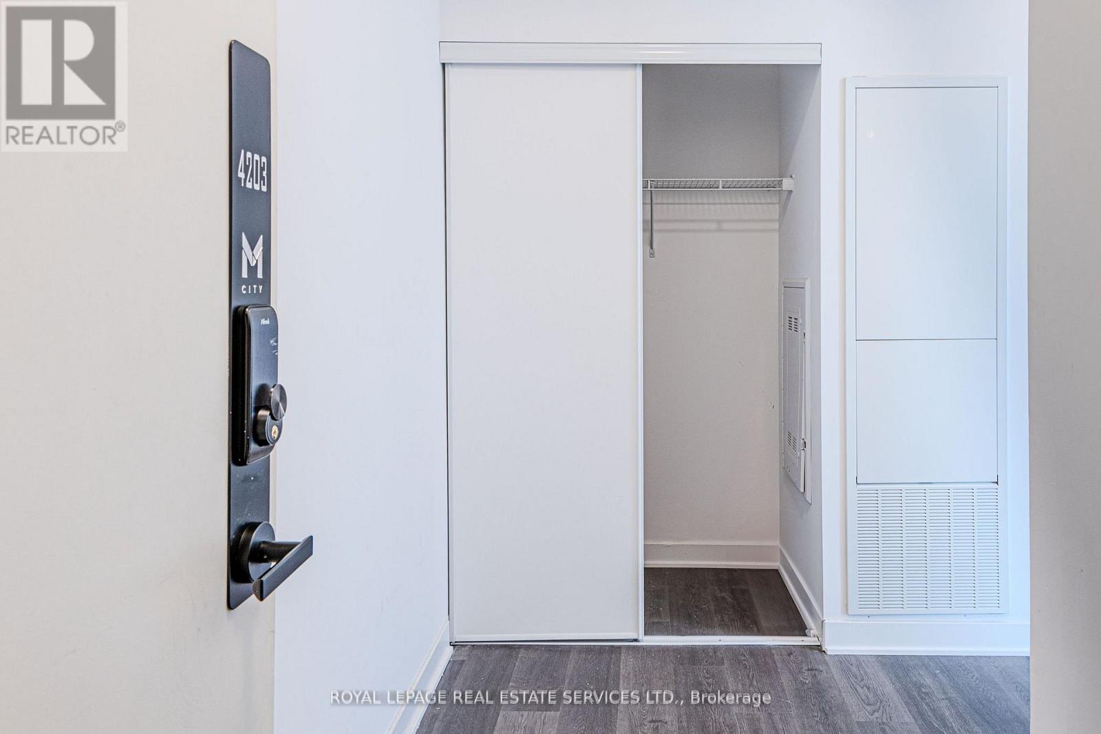 4203 - 3900 Confederation Parkway, Mississauga, Ontario  L5B 0M3 - Photo 4 - W12518996